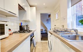 Pet-Friendly Victorian, Free Parking, Workspace